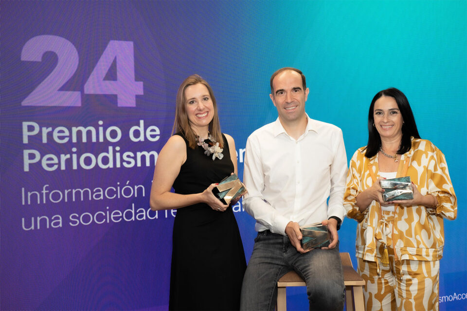 Jordi Fábrega, de la SER; Noelia Alonso, de El Comercio y Victoria Cabrera, de Canal Sur, ganadores de la 24 edición del Premio de Periodismo Accenture